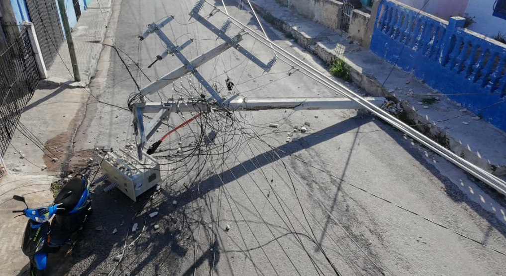 Cae poste con transformador en la Colonia Morelos, Campeche