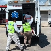 Mujer embarazada recibe atención médica tras accidente vial