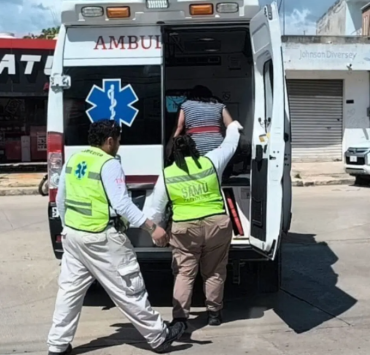 Mujer embarazada recibe atención médica tras accidente vial