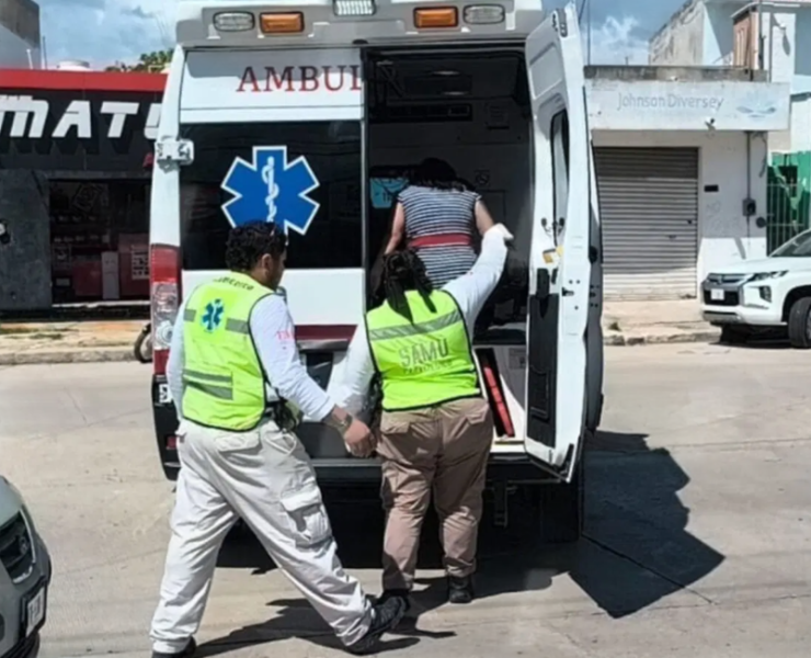 Mujer embarazada recibe atención médica tras accidente vial