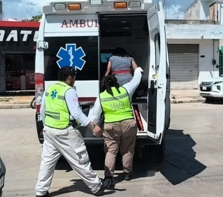 Mujer embarazada recibe atención médica tras accidente vial