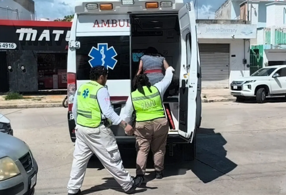 Mujer embarazada recibe atención médica tras accidente vial