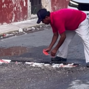 Vecinos tapan baches en San Francisco ya que el ayuntamiento no lo hace