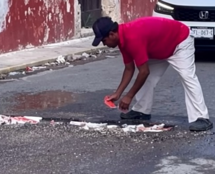 Vecinos tapan baches en San Francisco ya que el ayuntamiento no lo hace