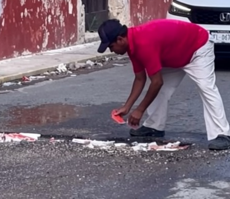 Vecinos tapan baches en San Francisco ya que el ayuntamiento no lo hace