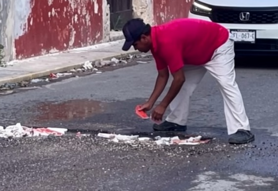 Vecinos tapan baches en San Francisco ya que el ayuntamiento no lo hace