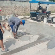 Vecinos tapan baches ante omisión municipal
