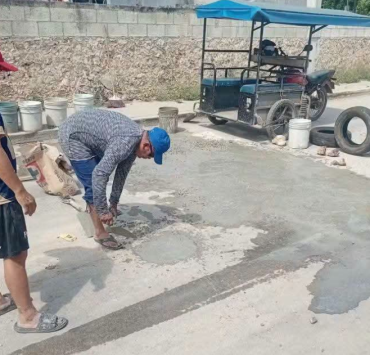Vecinos tapan baches ante omisión municipal