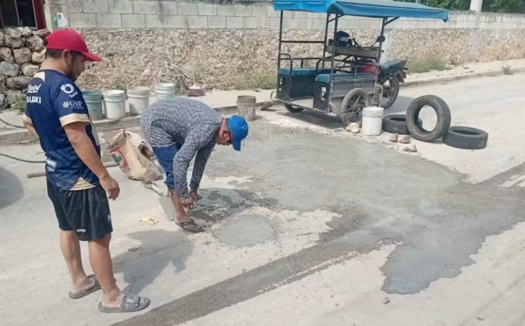 Vecinos tapan baches ante omisión municipal