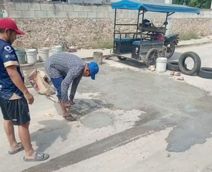 Vecinos tapan baches ante omisión municipal