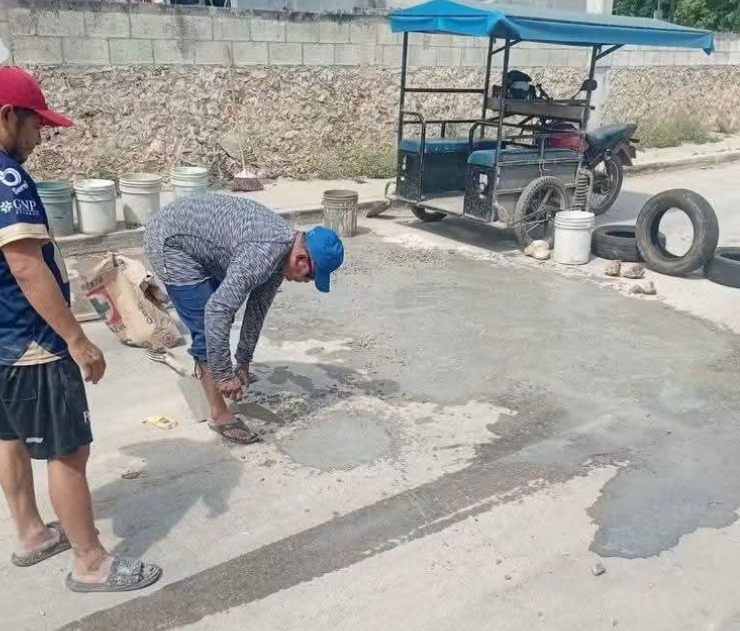 Vecinos tapan baches ante omisión municipal
