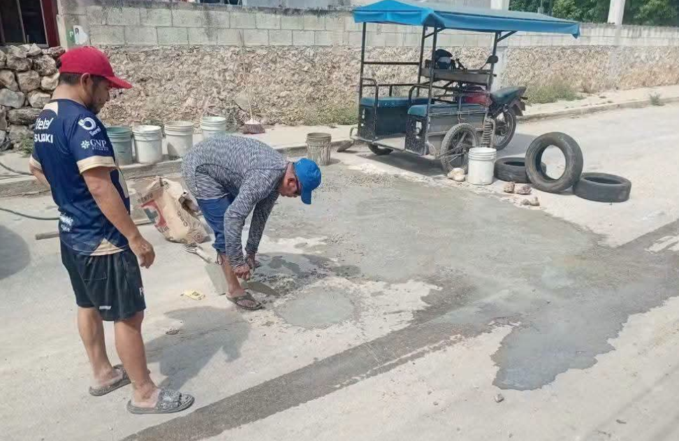 Vecinos tapan baches ante omisión municipal