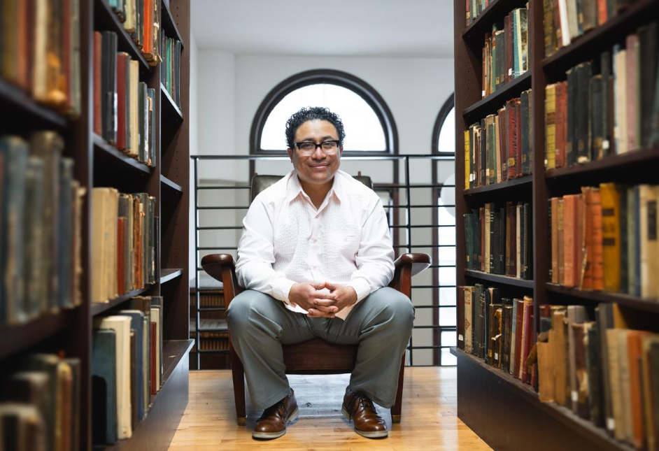 Campechano conquista el oro en los International Latino Book Awards