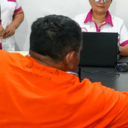 Entregan credenciales a internos de Kobén