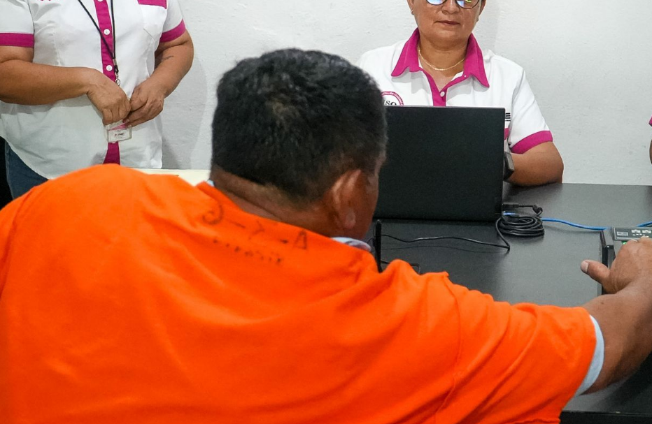 Entregan credenciales a internos de Kobén