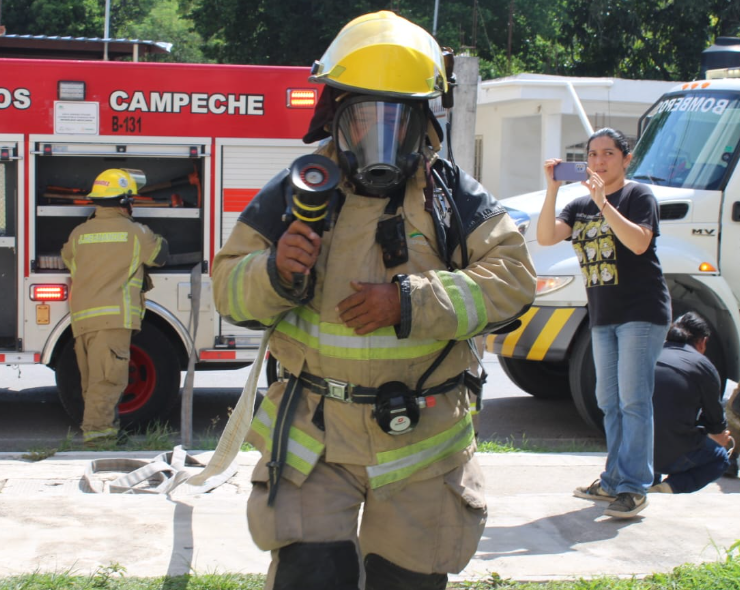 Bomberos simulan incendio en Ximbal