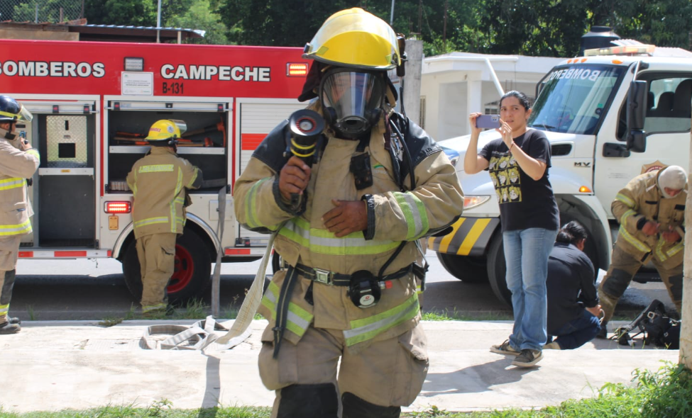 Bomberos simulan incendio en Ximbal