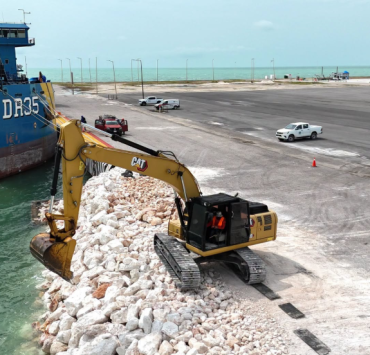 Refuerzan la escollera del Puerto de Seybaplaya