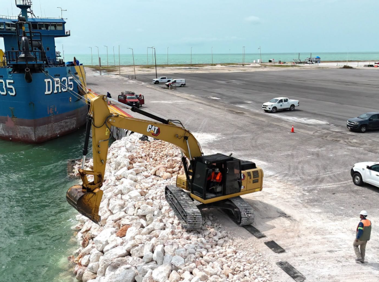 Refuerzan la escollera del Puerto de Seybaplaya