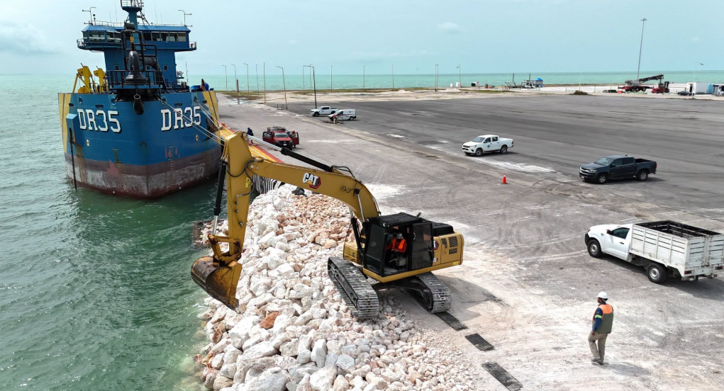 Refuerzan la escollera del Puerto de Seybaplaya