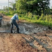 Campesinos y menonitas le entran al bacheo