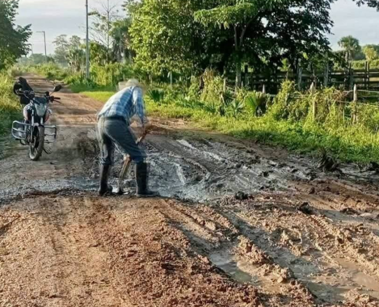 Campesinos y menonitas le entran al bacheo