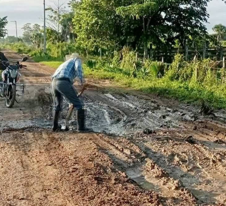 Campesinos y menonitas le entran al bacheo