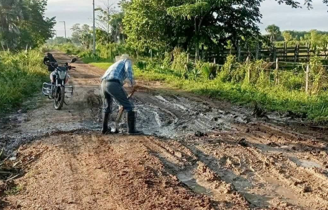 Campesinos y menonitas le entran al bacheo