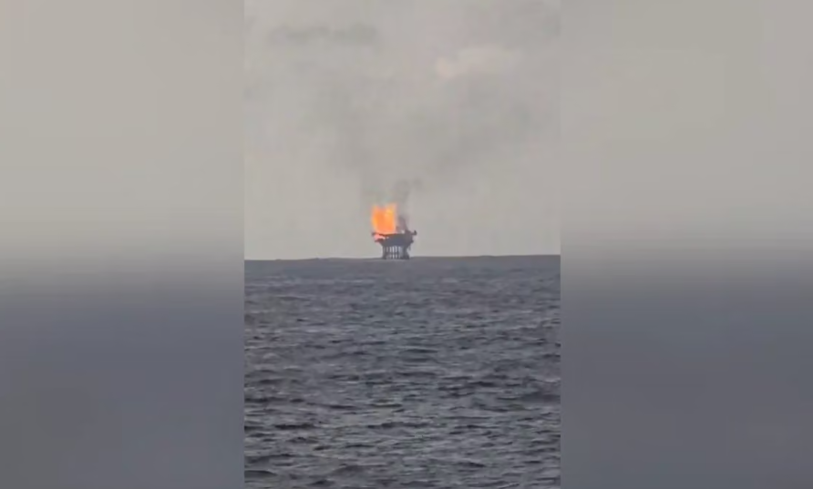 Descarta Pemex lesionados por incendio en plataforma de Campeche