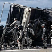 Vuelca camión de la Guardia Nacional sobre carretera Campeche-Mérida