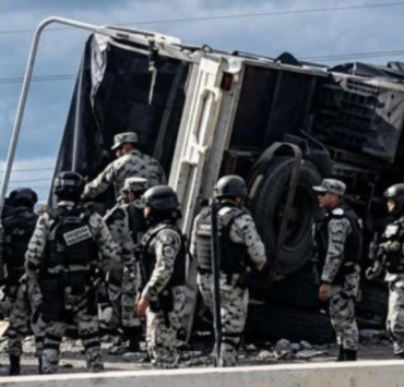 Vuelca camión de la Guardia Nacional sobre carretera Campeche-Mérida