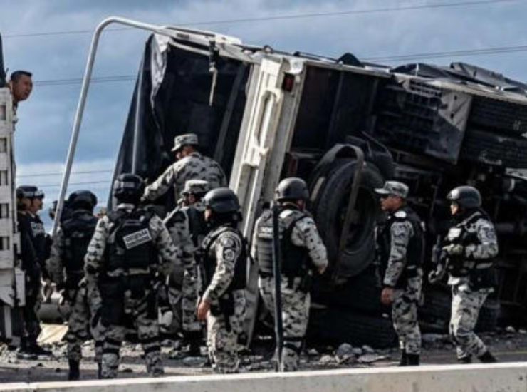 Vuelca camión de la Guardia Nacional sobre carretera Campeche-Mérida