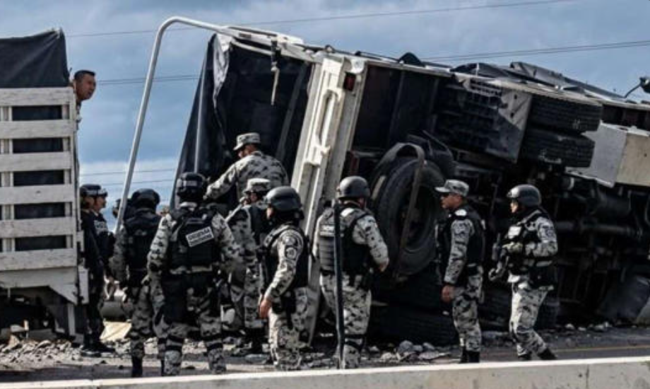 Vuelca camión de la Guardia Nacional sobre carretera Campeche-Mérida