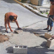 Vecinos reparan calles por su cuenta ya que el ayuntamiento está ausente