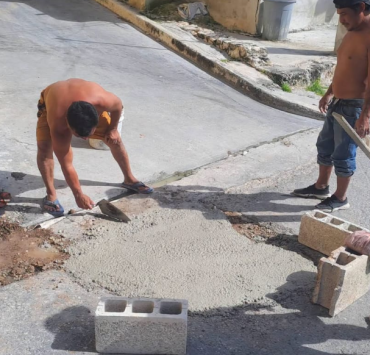 Vecinos reparan calles por su cuenta ya que el ayuntamiento está ausente