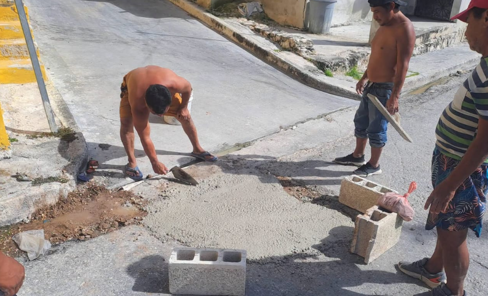 Vecinos reparan calles por su cuenta ya que el ayuntamiento está ausente